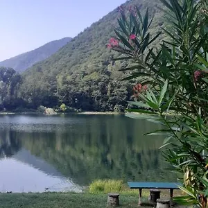  Apartment L'angolino Di Magda: On The Lake-private Beach! Italien